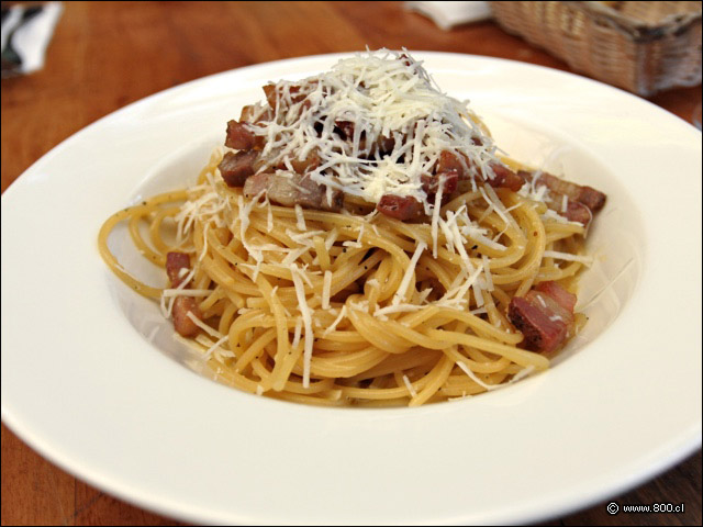 Tradicional Spaghetti Carbonara servidor con queso rallado