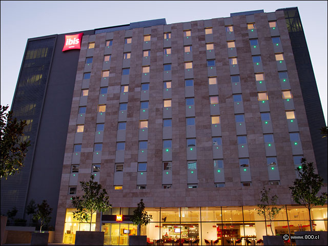 Fachada del Hotel Ibis Santiago Manquehue Norte Hotel Ibis Santiago - Manquehue FotosdelLugar