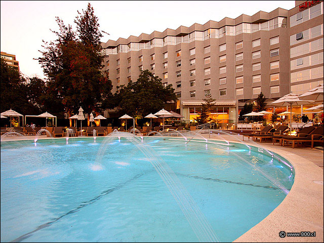 Vista de la piscina y del hotel Hotel Sheraton Santiago FotosdelLugar