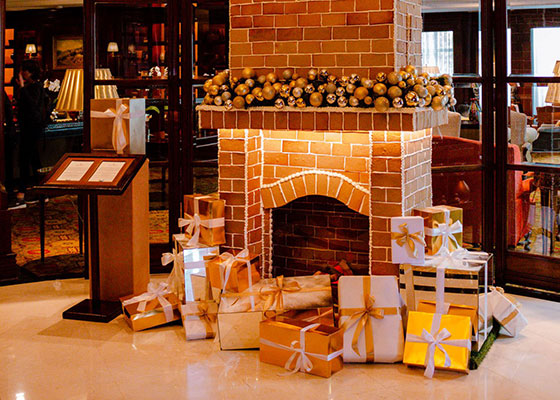 Vive una Navidad con sentido en The Ritz-Carlton, Santiago y su chimenea de galletas de jengibre